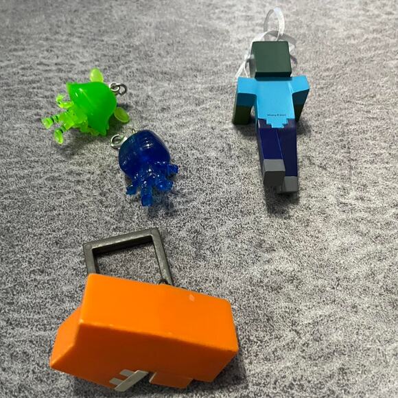 Video game trinkets bundle includes - Picture 5 of 5